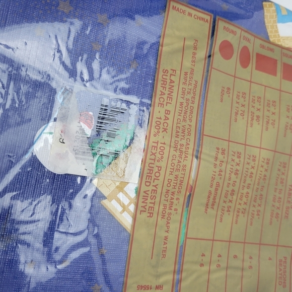 Christmas Table cloth vintage vinyl - Picture 4 of 5